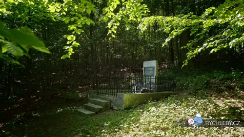 nyznerov-pomnik-04.webp