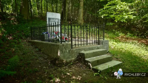 nyznerov-pomnik-05.webp