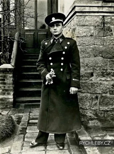 pomnik-karbanovi-jaroslav-karban-v-uniforme-financni-straze.webp