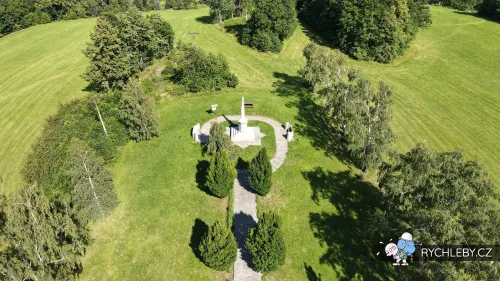 pomnik-vapenna-03.webp